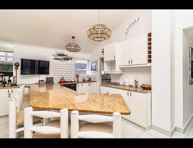 4 BEDROOM HOUSE FOR SALE IN GROTTO BAY